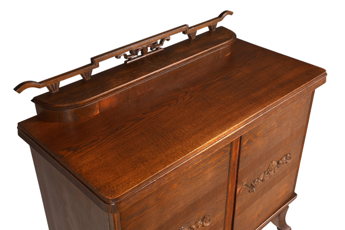 Hauptstadt Möblerei Jugendstil Sideboard aus massiver Eiche mit dekorativem Aufsatz und dunkler Holzmaserung