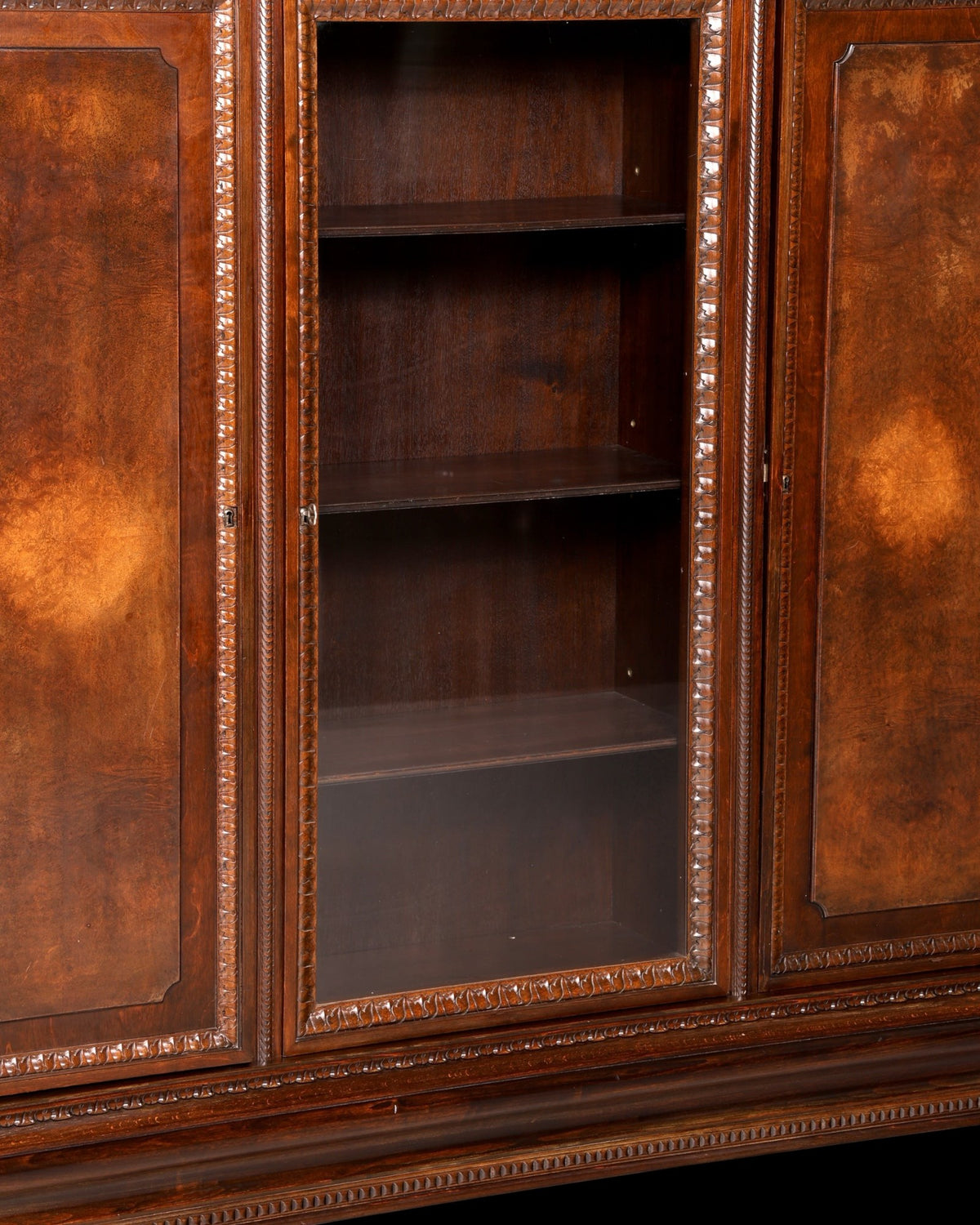 Hauptstadt Möblerei Neorenaissance Bücherschrank aus dunklem Echtholz mit aufwendigen Schnitzereien und Glasvitrine