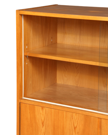 Hauptstadt Möblerei H824 Regal aus hellem Holz mit verstellbaren Einlegeböden und Glasschiebetüren