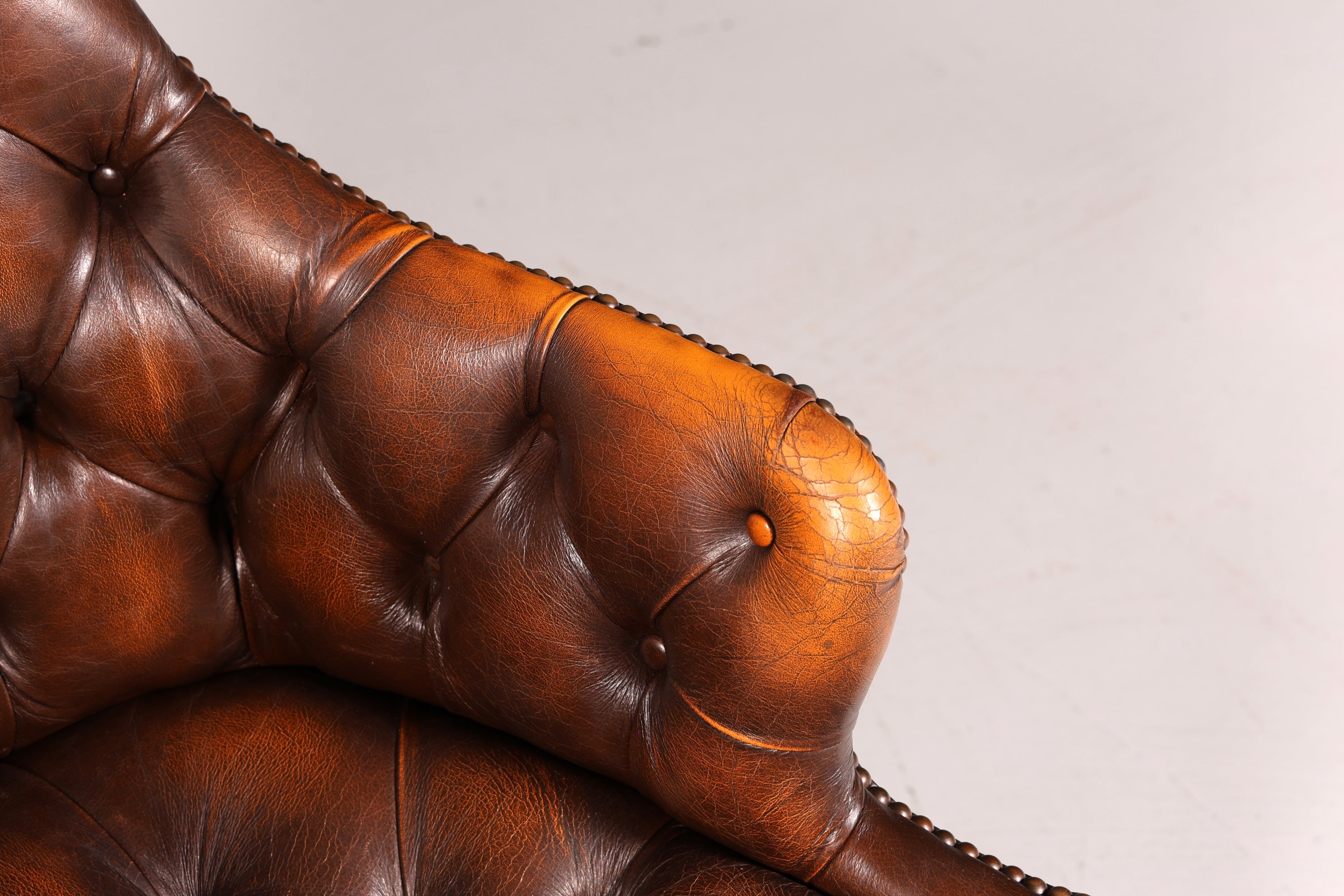Wunderschöner Original Chesterfield Armlehnstuhl Braun Echt Leder Englisch Herrensessel Schreibtischstuhl Bürostuhl Sekretär Stuhl Antik Vintage