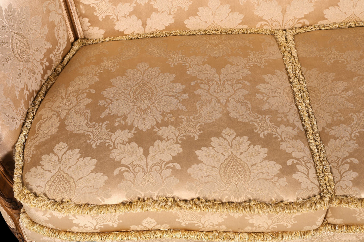 Hauptstadt Möblerei Chippendale 2-Sitzer Sofa mit goldfarbenem Barock-Samtbezug und dekorativen Fransenborten