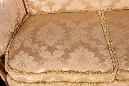 Hauptstadt Möblerei Chippendale 2-Sitzer Sofa mit goldfarbenem Barock-Samtbezug und dekorativen Fransenborten