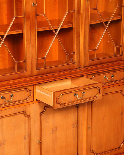 Hauptstadt Möblerei Heldense Vitrinenschrank aus Eibenholz im Antik-Stil mit Glasfront und offener Schublade
