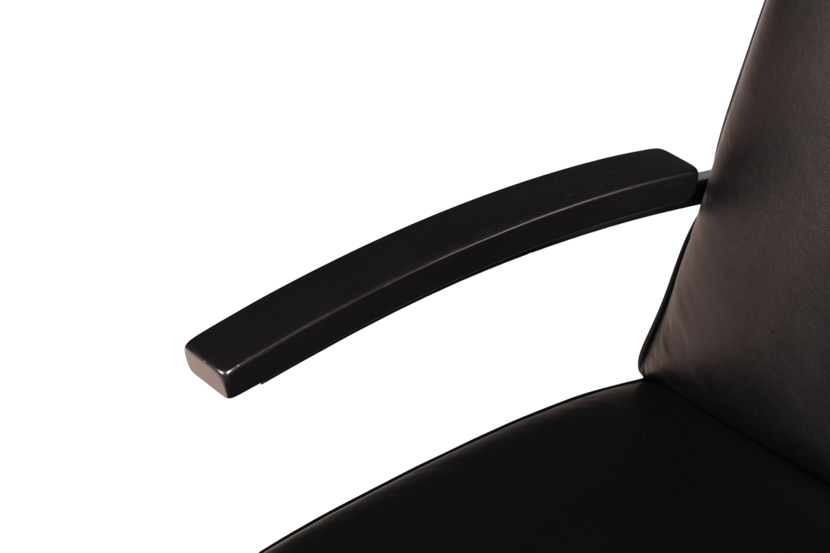 Schwarze Armlehne eines modernen Hauptstadt Möblerei Stuhls aus Leder mit minimalistischem Design