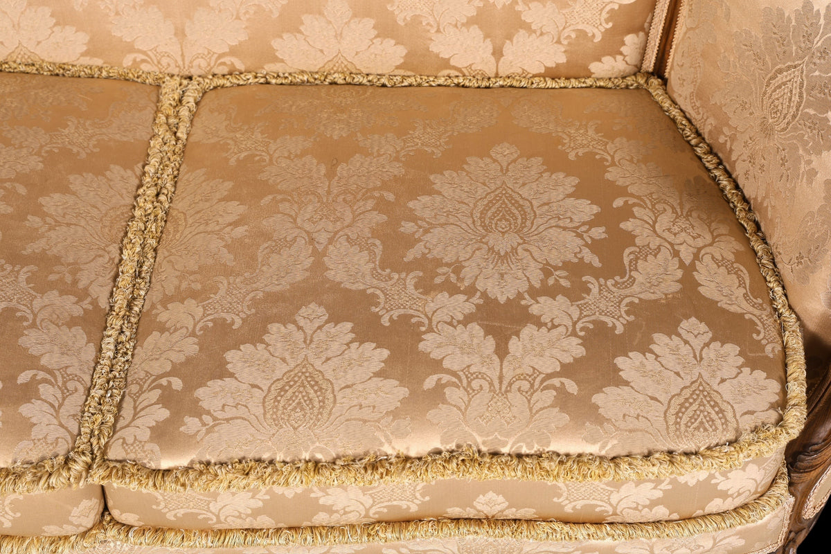 Hauptstadt Möblerei Chippendale 2-Sitzer Sofa mit goldfarbenem Samtbezug und aufwendigem Barock-Muster