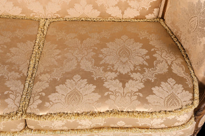 Hauptstadt Möblerei Chippendale 2-Sitzer Sofa mit goldfarbenem Samtbezug und aufwendigem Barock-Muster