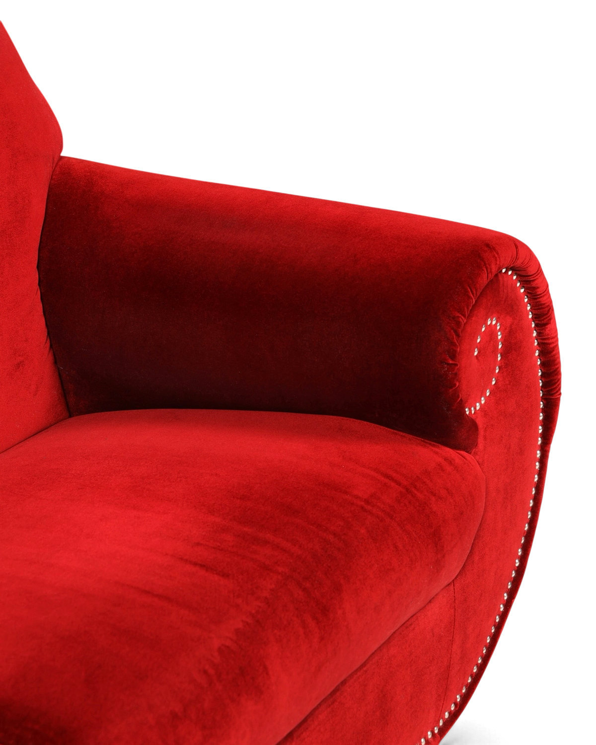 Hauptstadt Möblerei Bretz Gaudi Sofa in bordeauxrotem Samt mit geschwungener Armlehne und dekorativen Ziernägeln