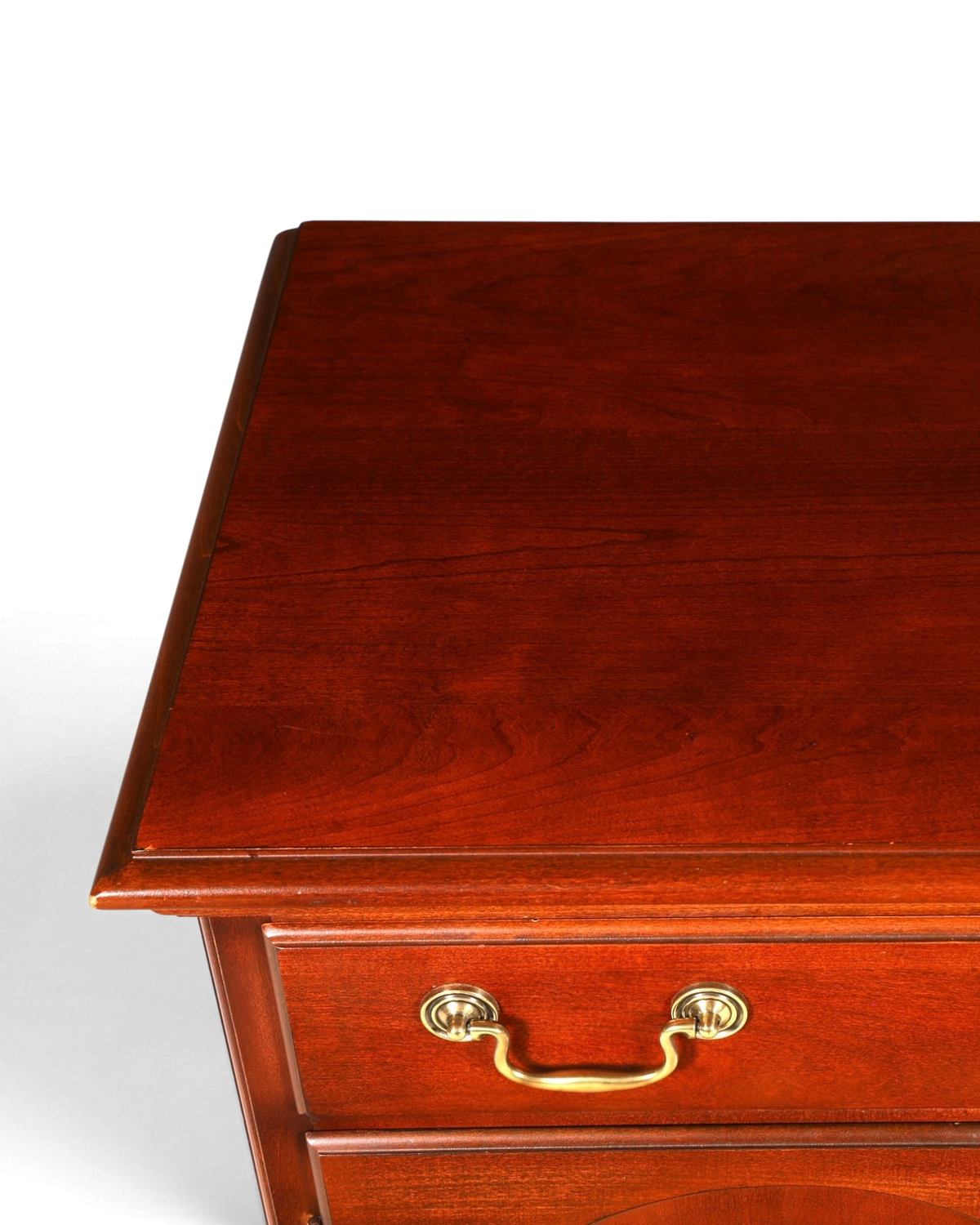 Hauptstadt Möblerei Drexel Heritage Kommode aus dunklem Holz mit glänzender Oberfläche und goldenem Schubladengriff