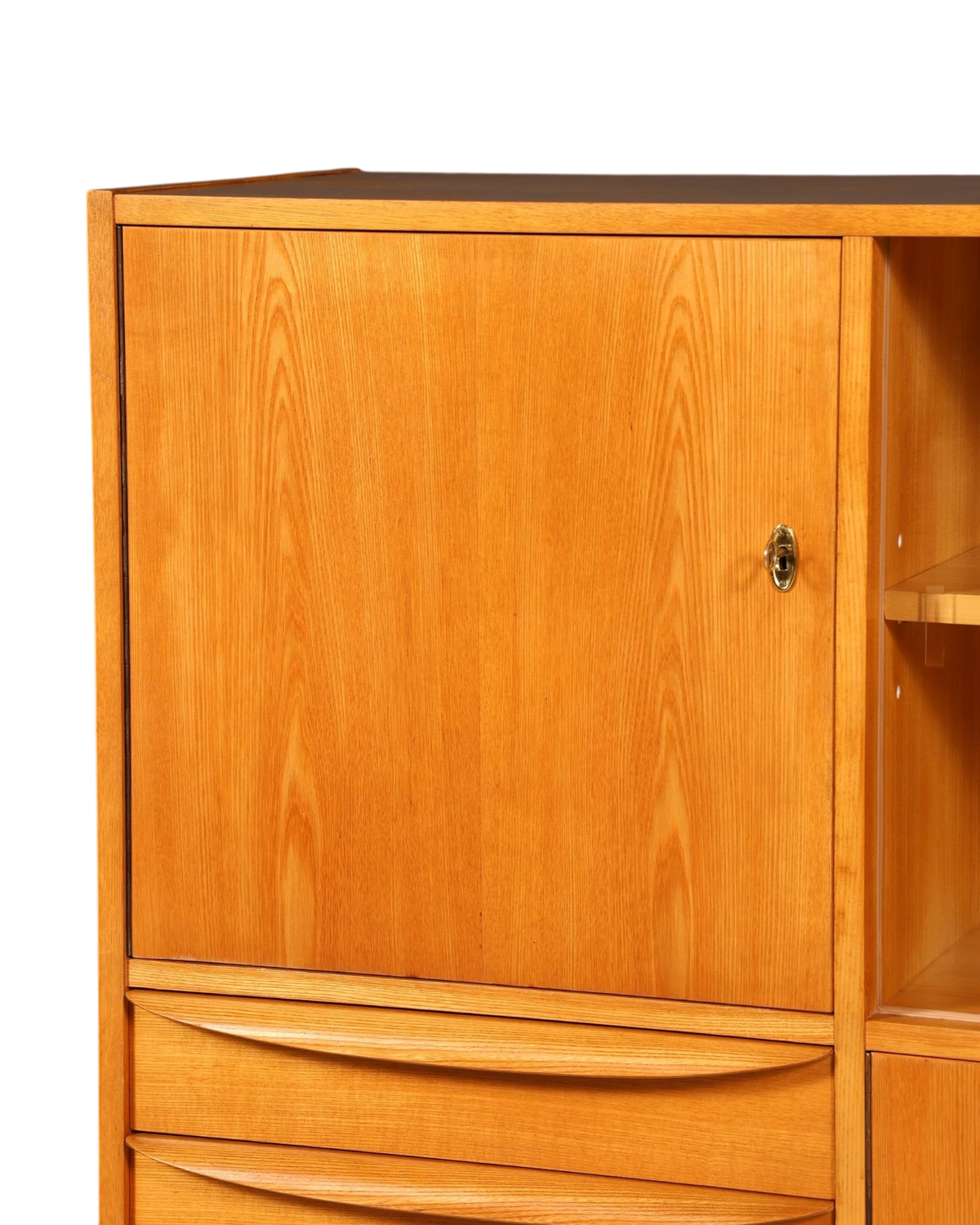Hauptstadt Möblerei Hellerau Vitrine Modell 602 von Franz Ehrlich aus hellem Holz mit markanter Maserung