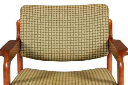Hauptstadt Möblerei Mid Century Armlehnstuhl mit warmem Holzgestell und gemustertem Stoffbezug in Vintage-Optik