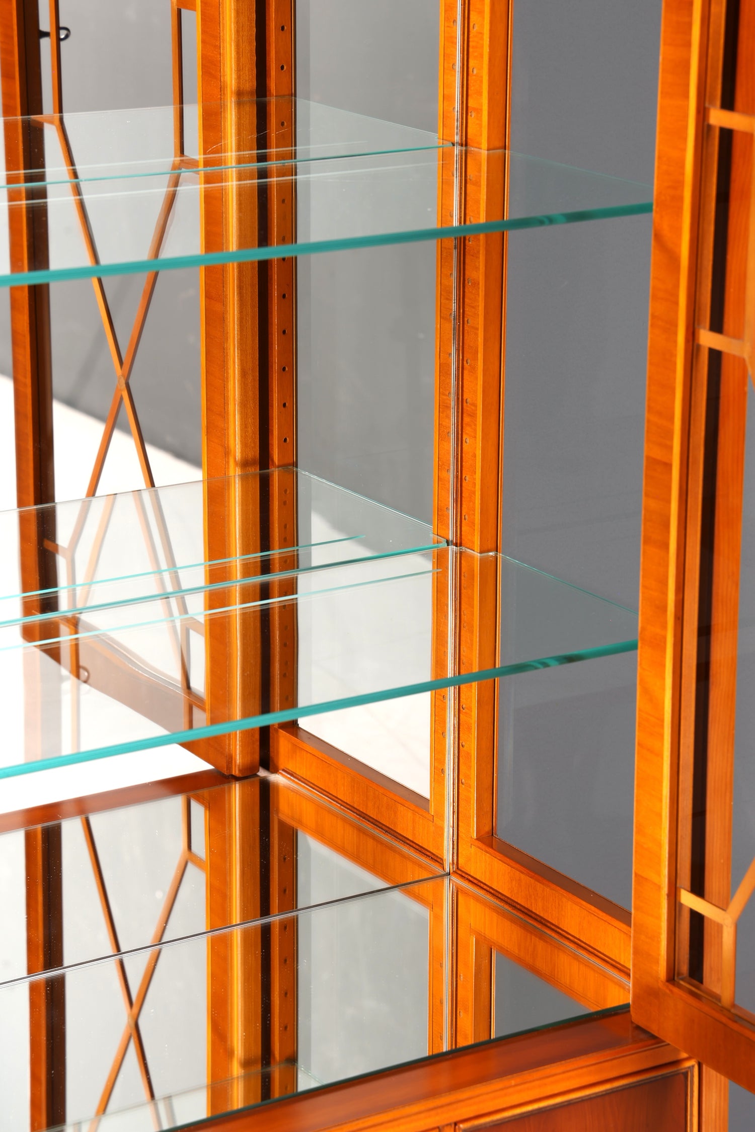 Wunderschöne Original Heldense Vitrine Englische Eibe Bücherschrank Antik Stil Glasvitrine