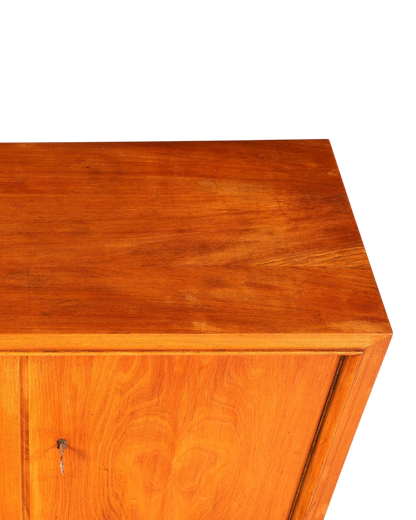 Hauptstadt Möblerei Mid Century Kommode aus massivem Holz mit sichtbarer Maserung und Schlüssel im Retro-Design