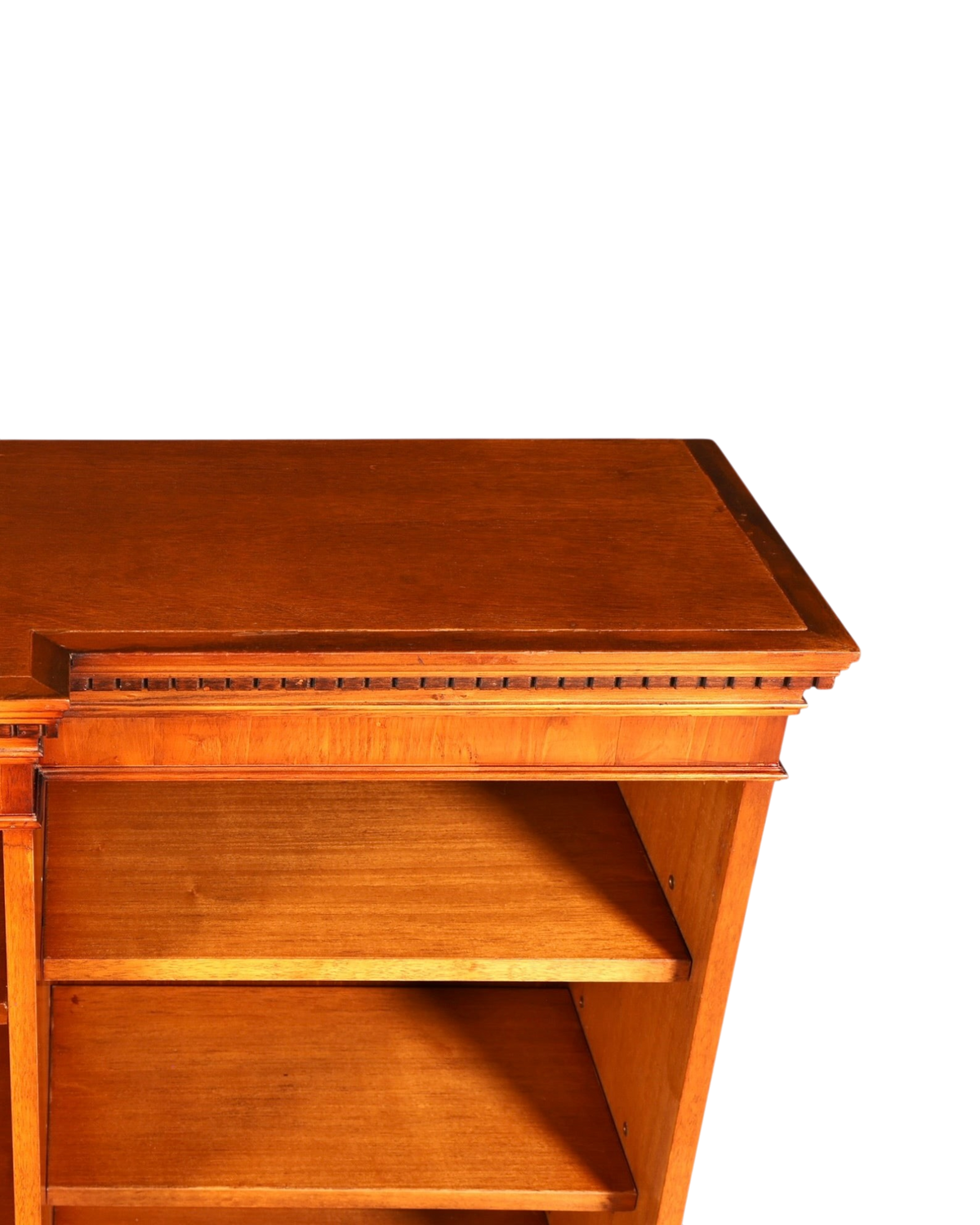 Hauptstadt Möblerei H960 Finish Regal aus warmem braunem Holz mit detaillierter Kantenverzierung