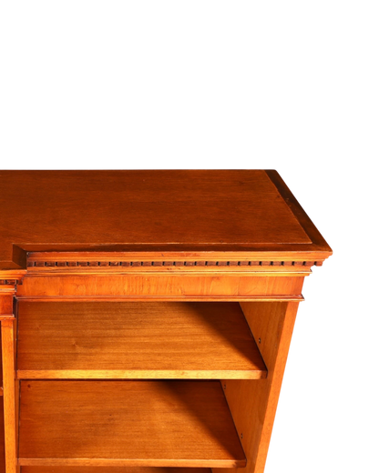 Hauptstadt Möblerei H960 Finish Regal aus warmem braunem Holz mit detaillierter Kantenverzierung