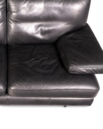 Hauptstadt Möblerei H848 Sofa in schwarzem Leder mit weichen Polstern und moderner Nahtführung