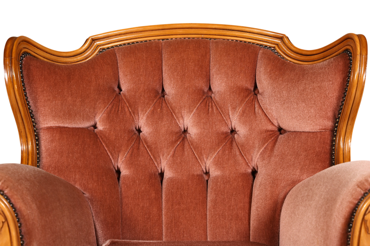 Hauptstadt Möblerei Chippendale Armlehnsessel im Barock Stil mit altrosa Samtbezug und eleganter Knopfheftung