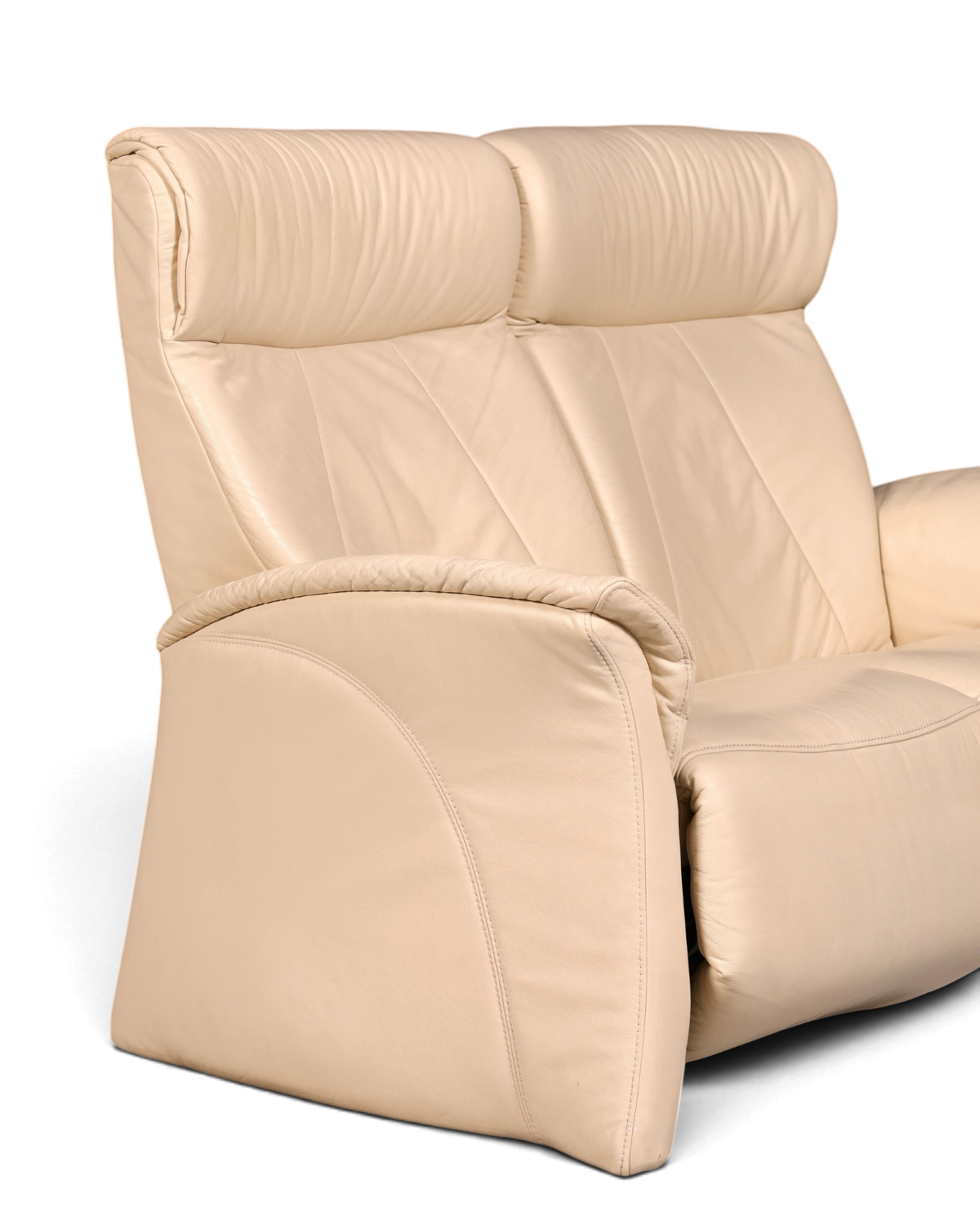 Hauptstadt Möblerei Ledersofa in Creme mit hoher Rückenlehne und gepolsterten Armlehnen