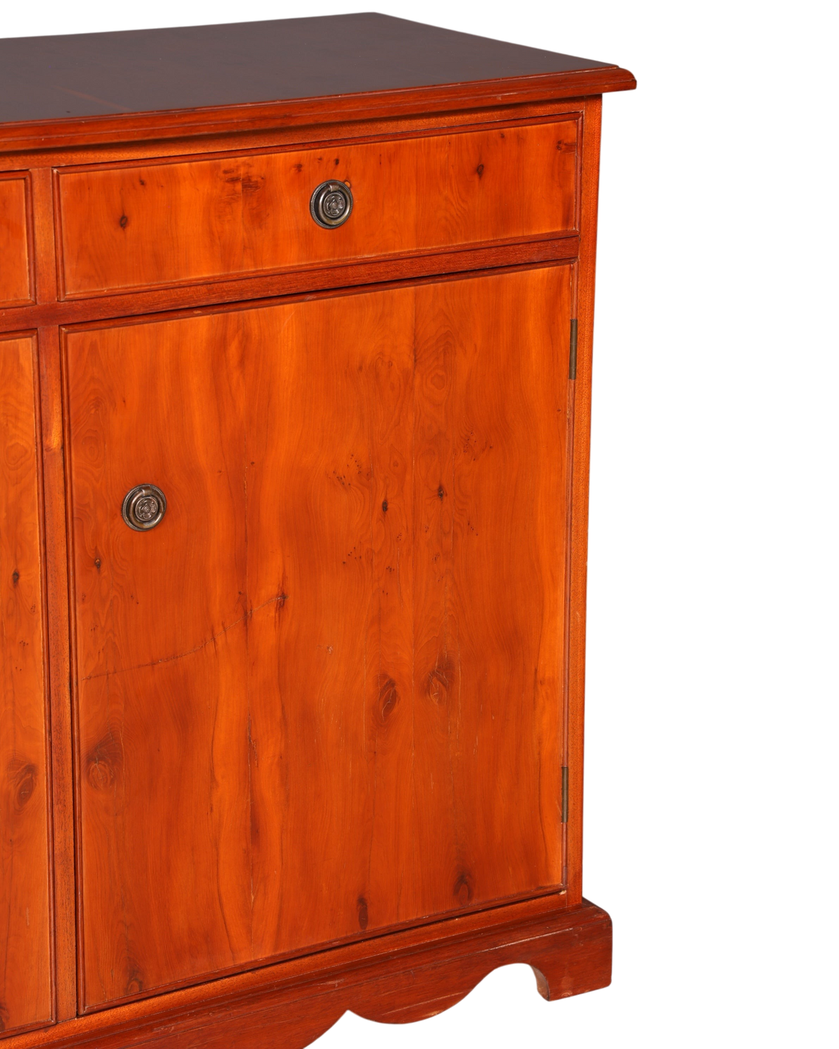 Hauptstadt Möblerei englisches Sideboard aus Eibenholz mit lebhafter Maserung, Messinggriffen und Wellensockel
