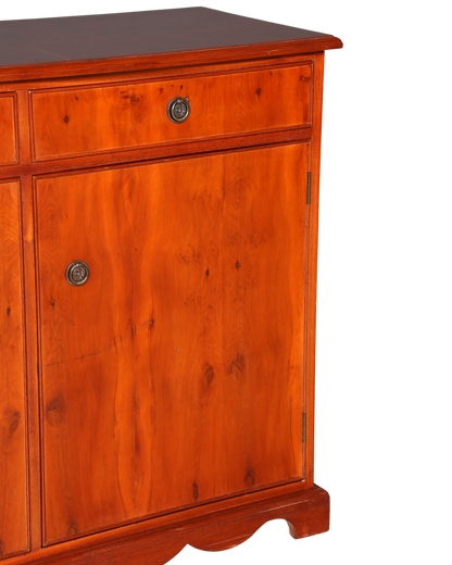 Hauptstadt Möblerei englisches Sideboard aus Eibenholz mit lebhafter Maserung, Messinggriffen und Wellensockel
