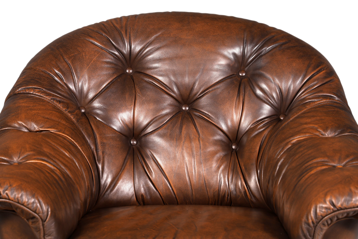 Hauptstadt Möblerei Chesterfield Ledersessel in Braun mit klassischer Knopfheftung und geschwungenen Armlehnen