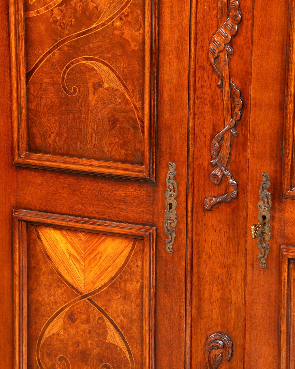 Beautiful Baroque-style cabinet, wardrobe, Baroque cabinet with inlays, solid wood hall cabinet