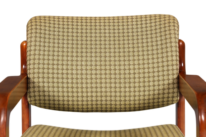 Hauptstadt Möblerei Mid Century Armlehnstuhl mit warmem Holzgestell und gemustertem Stoffbezug in Vintage-Optik
