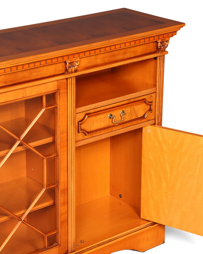Hauptstadt Möblerei H962 Sideboard aus hellem Holz mit Glasvitrine, Schublade und Messinggriff im klassischen Stil