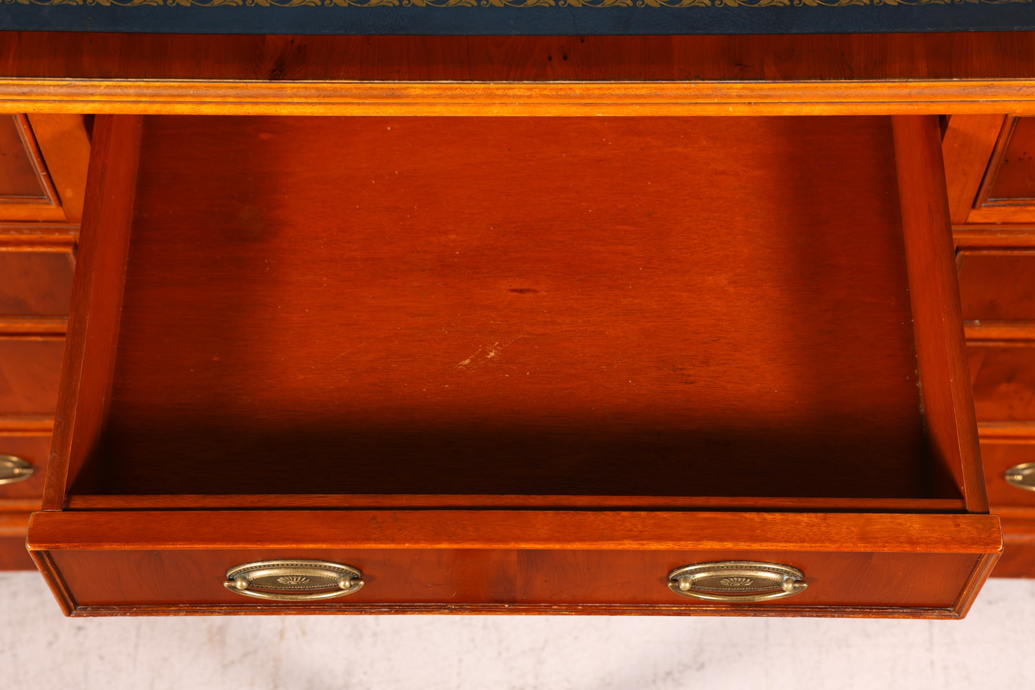 Beautiful Original Heldense English Desk Yew Real Leather Top Office Desk Antique Style