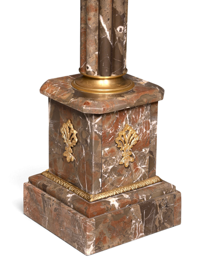 Hauptstadt Möblerei Marmorsäule mit braunem Stein, goldenen Verzierungen und quadratischem Sockel, 90 cm hoch