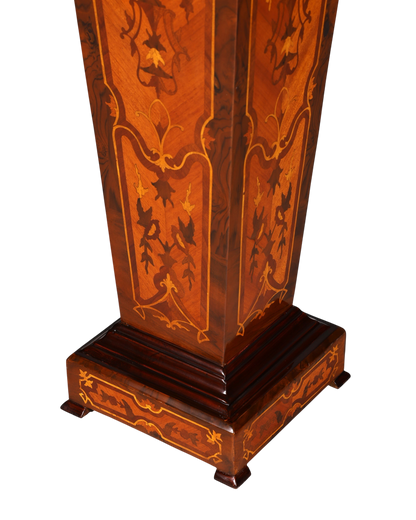 Hauptstadt Möblerei Barock Säule aus Holz mit aufwendiger Intarsienarbeit und geschwungener Form im Louis XV Stil