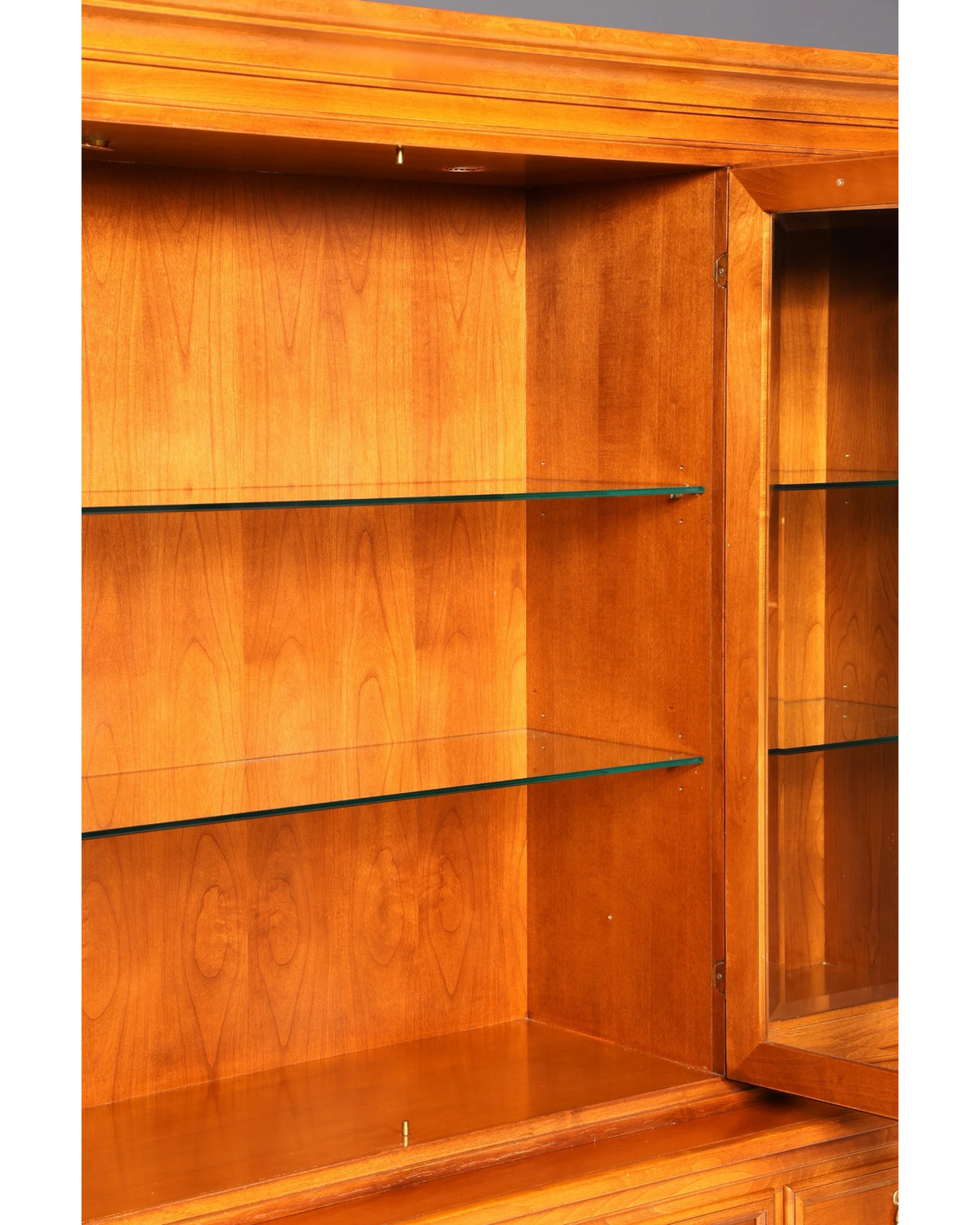 Hauptstadt Möblerei Selva Villa Borghese Vitrine aus Massivholz mit Glasböden und Innenbeleuchtung im Antik-Stil
