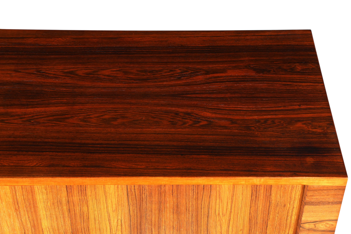 Beeindruckendes Original Hans J. Wegner für RY Møbler Modell RY 25 Sideboard Palisander Holz TV Kommode Vintage Schiebetür Schrank 1 von 2