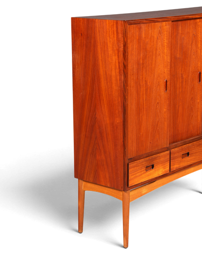 Hauptstadt Möblerei Mid Century Highboard aus Teakholz im Danish Design mit Schiebetüren und Schubladen