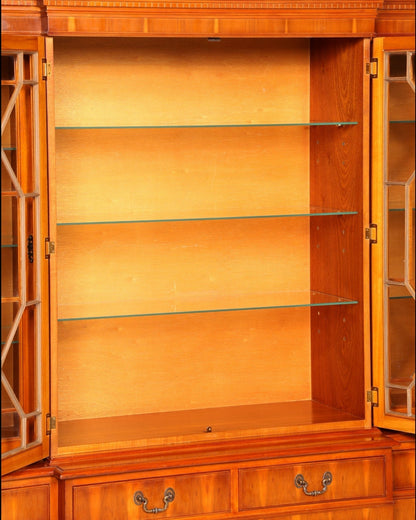 Hauptstadt Möblerei englische Vitrine aus Eibenholz mit Glasböden und verglasten Türen im klassischen Stil