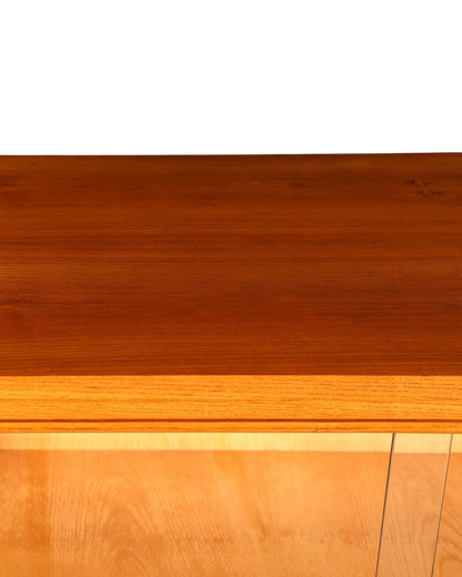 Hauptstadt Möblerei H920 Möbeloberfläche aus warmem, gemasertem Holz mit natürlicher Textur und glattem Finish