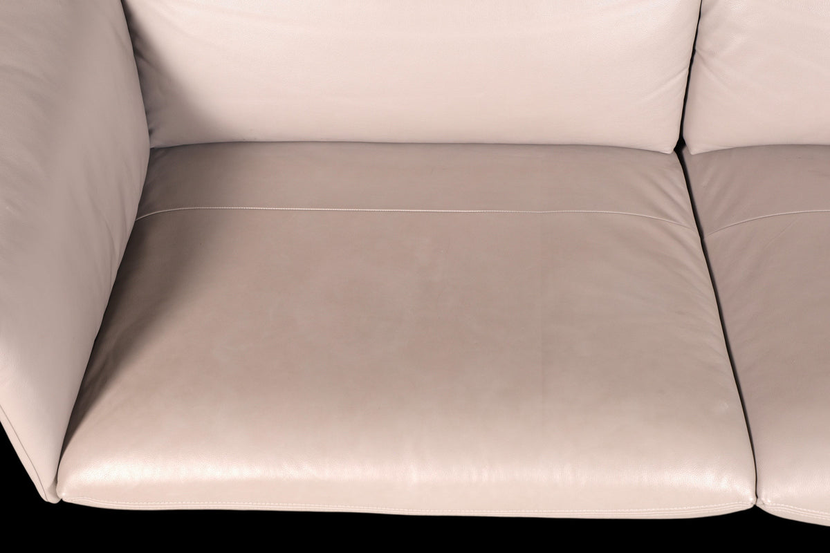 Hauptstadt Möblerei Ligne Roset tasarım gri deri oturma minderleri ve kumaş gövdeli modern lüks koltuk detayı