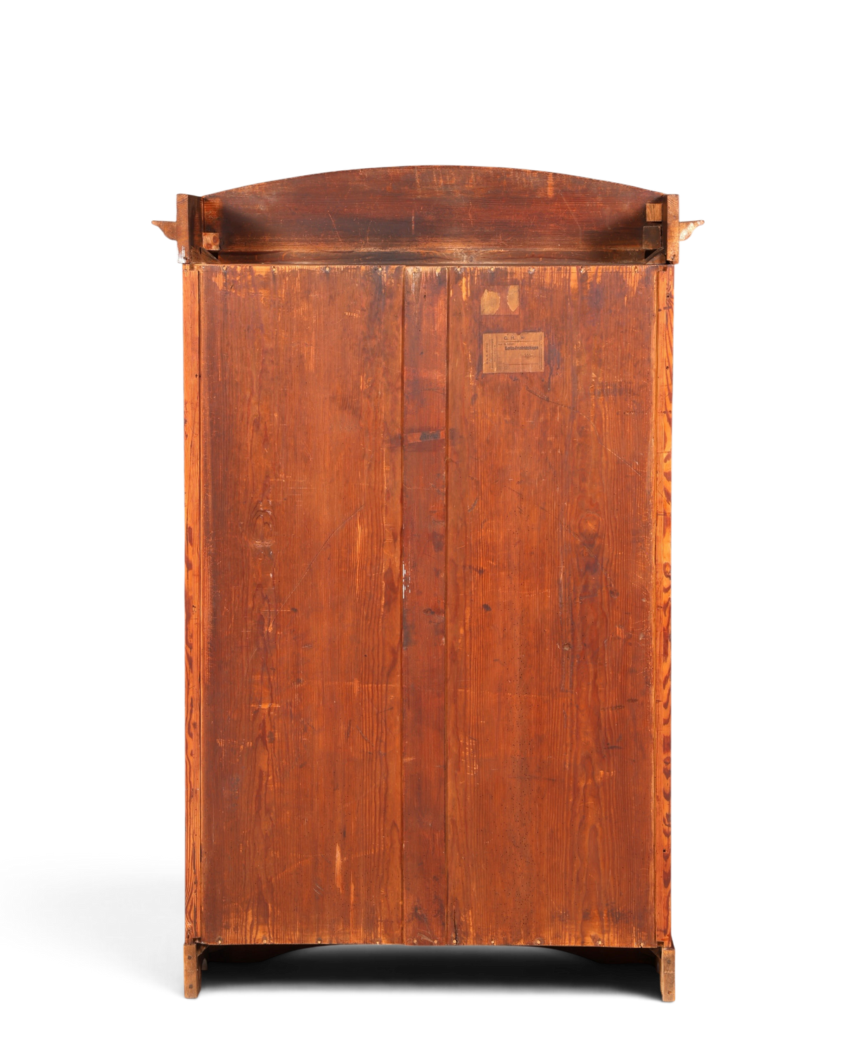 Rückansicht der antiken Biedermeier Vitrine von Hauptstadt Möblerei aus massivem Holz mit sichtbarer Maserung