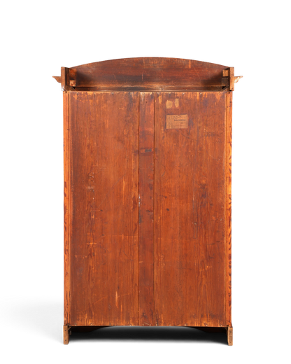Rückansicht der antiken Biedermeier Vitrine von Hauptstadt Möblerei aus massivem Holz mit sichtbarer Maserung