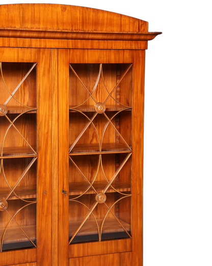 Hauptstadt Möblerei Biedermeier Vitrine aus Massivholz mit Sprossentüren, Rosetten und verstellbaren Regalböden