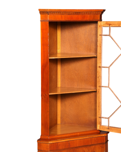 Hauptstadt Möblerei englische Eckvitrine aus Eibenholz mit Sprossentür und Einlegeböden im Vintage-Stil