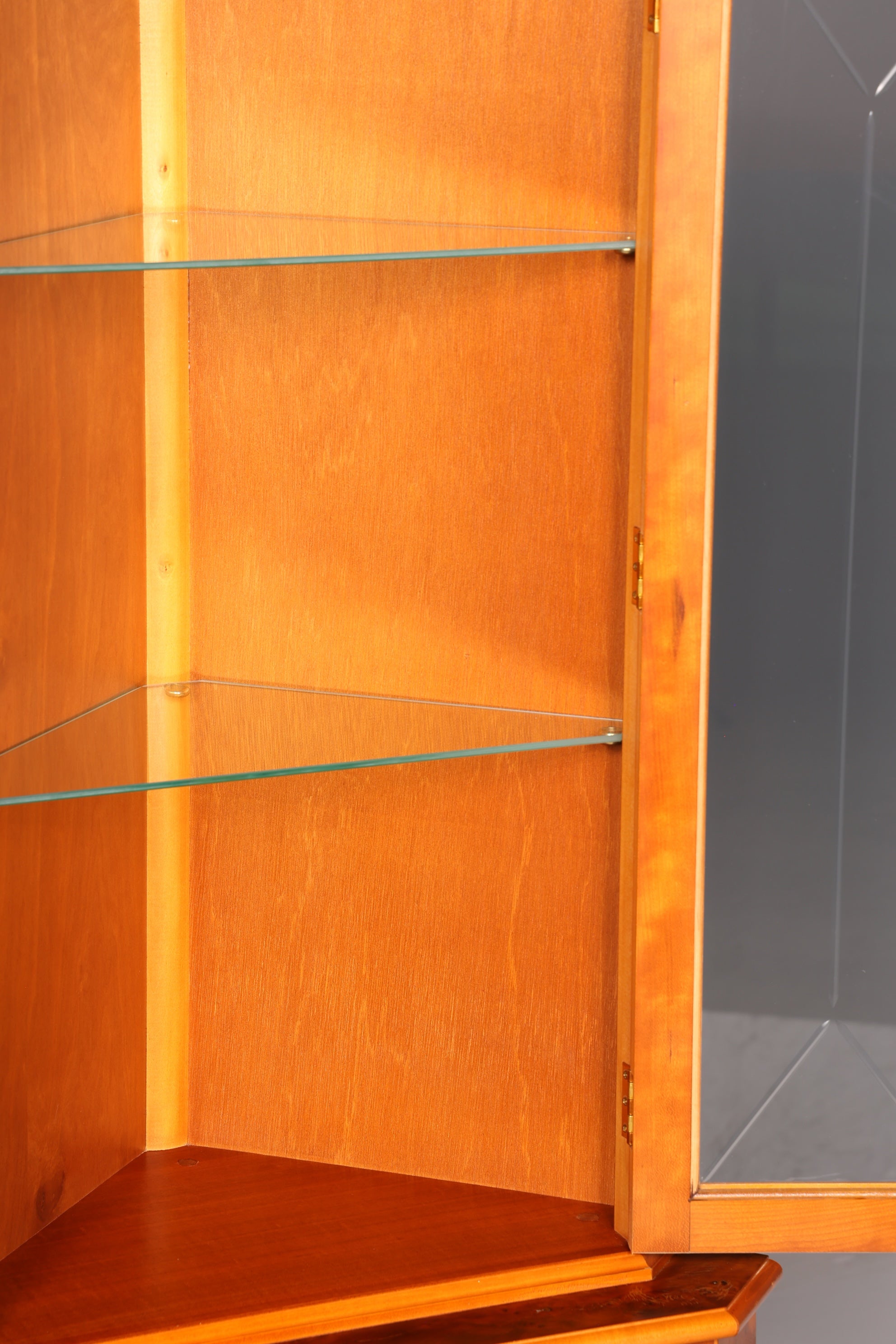 Wunderschöne Englische Eckvitrine Eibe Eckschrank Glasvitrine Vitrine mit Beleuchtung Antik Echt Holz Vintage