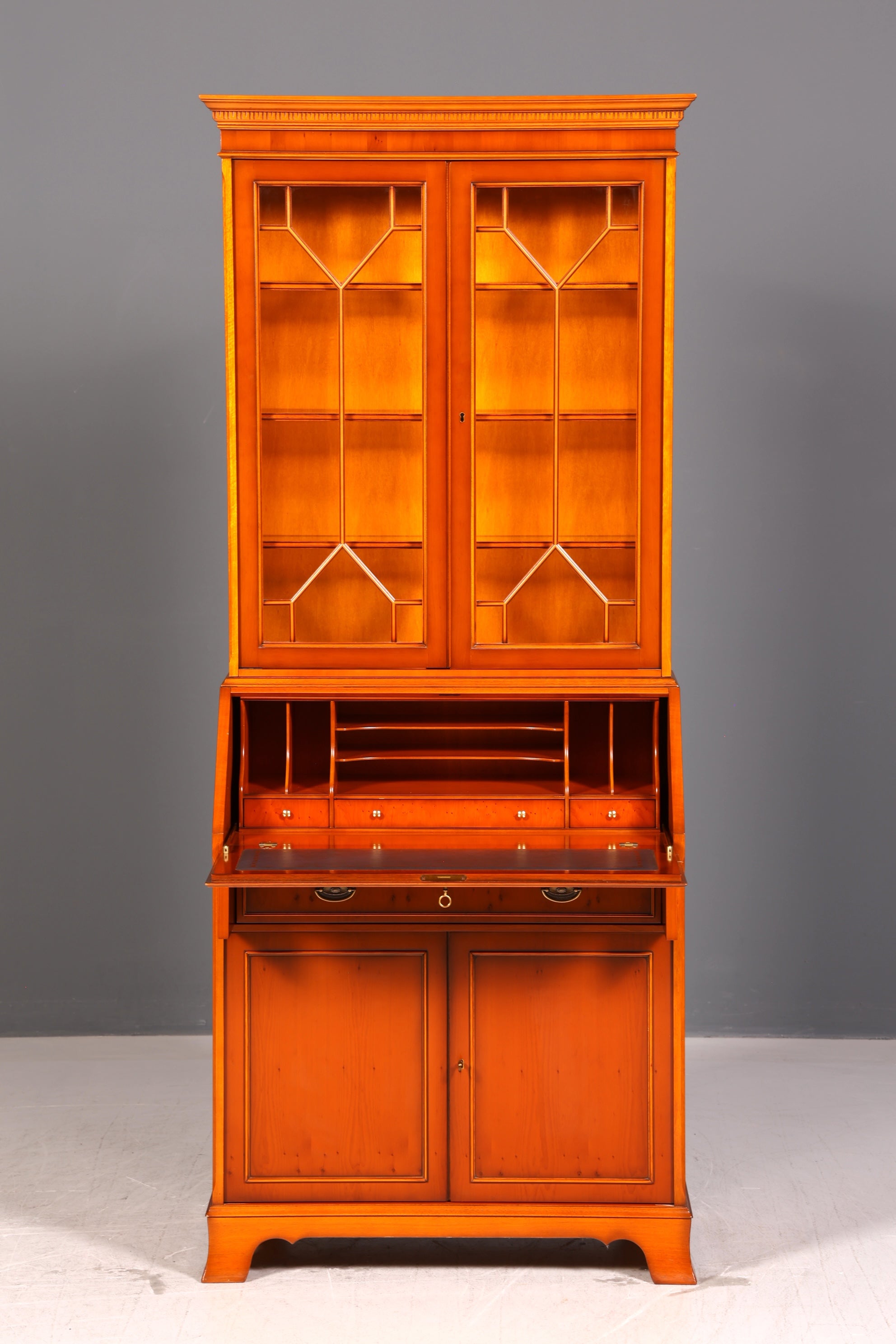 Edler Englischer Sekretär der Marke Heldense Eibe Aufsatzsekretär Schreibschrank Vitrine Bücherschrank Antik Vintage