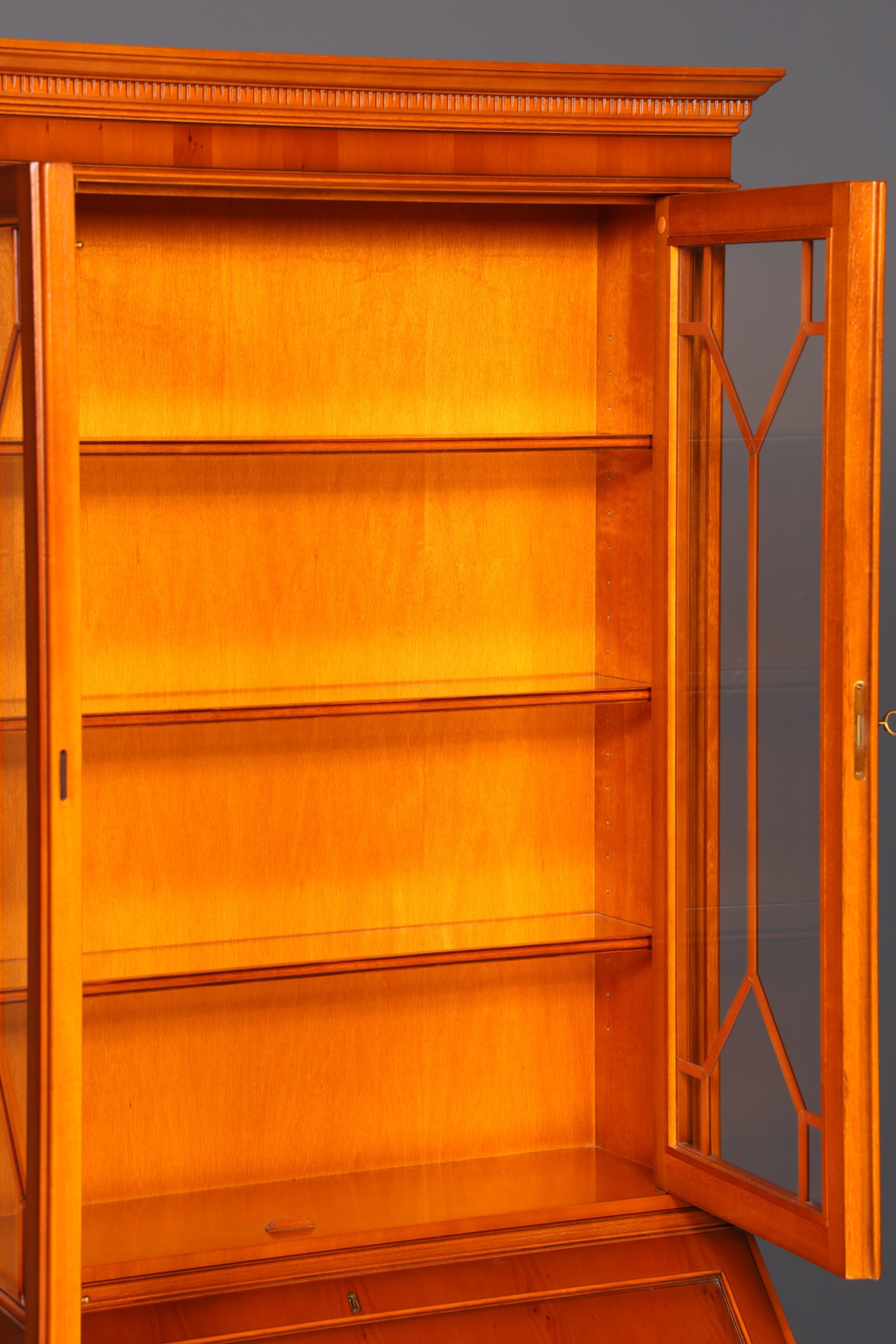 Edler Englischer Sekretär der Marke Heldense Eibe Aufsatzsekretär Schreibschrank Vitrine Bücherschrank Antik Vintage