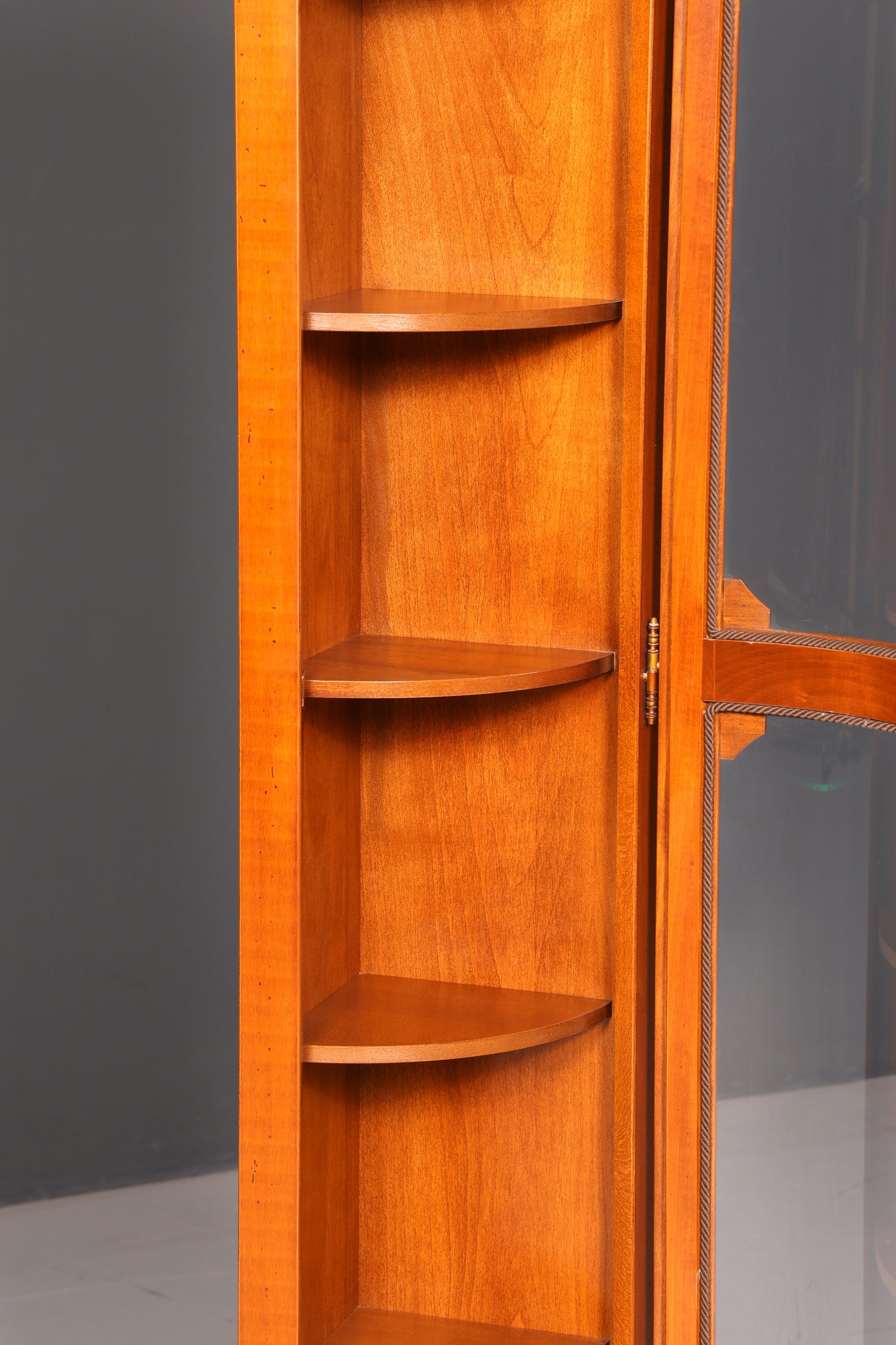 Wunderschöne Eckvitrine der Marke Selva Eckschrank Glasvitrine Vitrine Echt Holz Antik Vintage