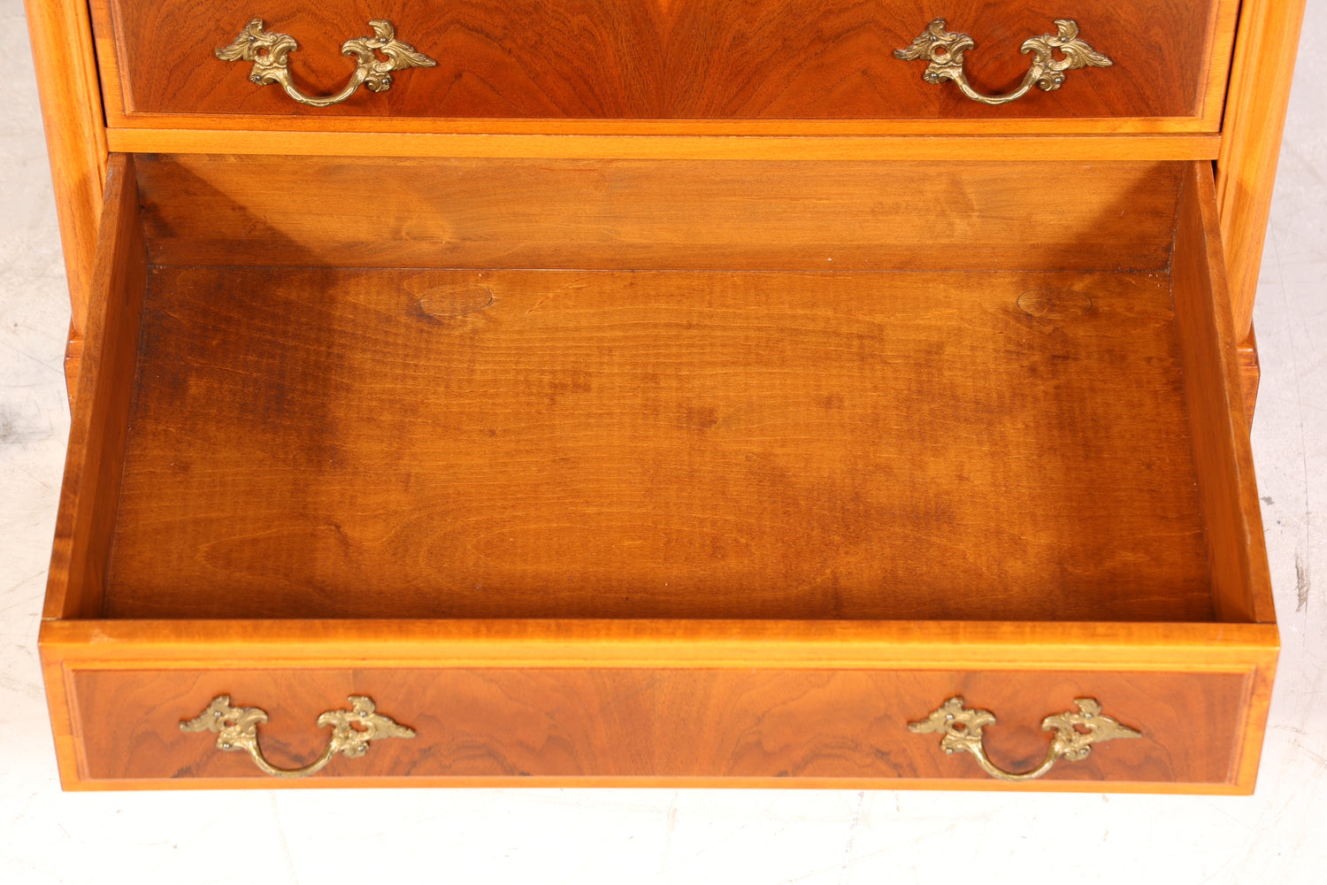 Traumhafte Englische Eibe Kommode echt Holz Vertiko Antik 60er Jahre Schubladenkommode