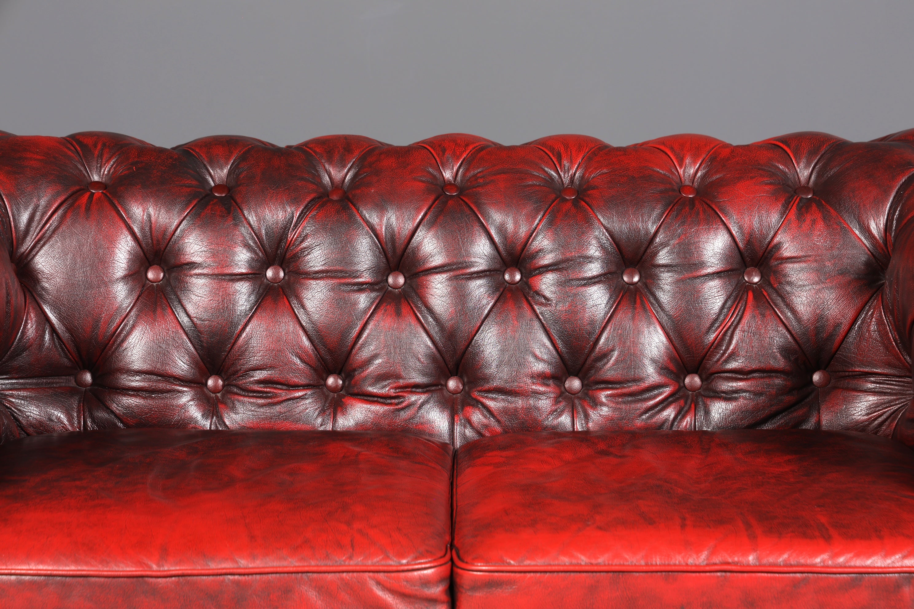 Wunderschönes Original Chesterfield 2er Sofa Englisch Oxblood Leder 2- Sitzer Couch 1 von 2