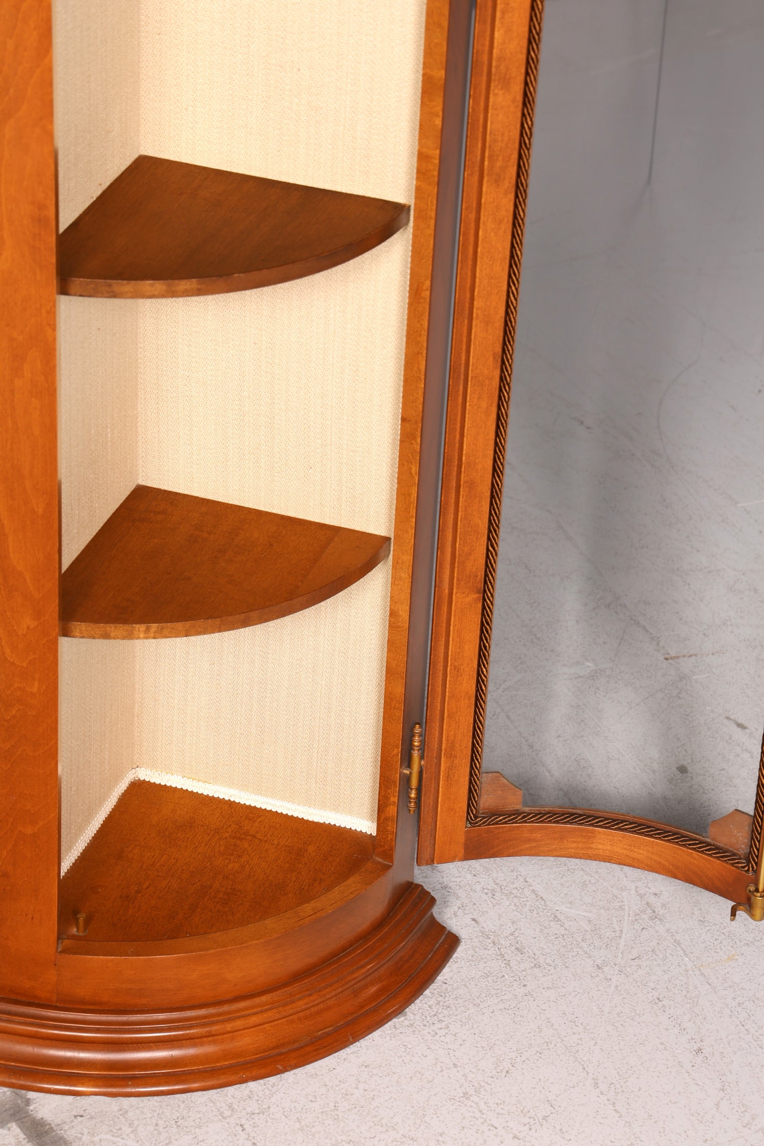 Wunderschöne Original Selva Eckvitrine Antik Stil Vitrine Schrank Geschirrschrank Glasvitrine
