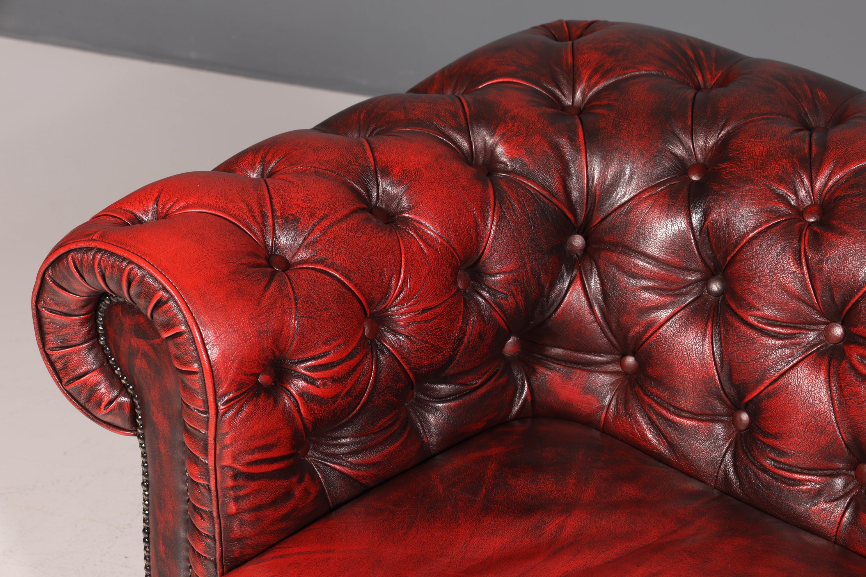 Wunderschönes Original Chesterfield 2er Sofa Englisch Oxblood Leder 2- Sitzer Couch 2 von 2