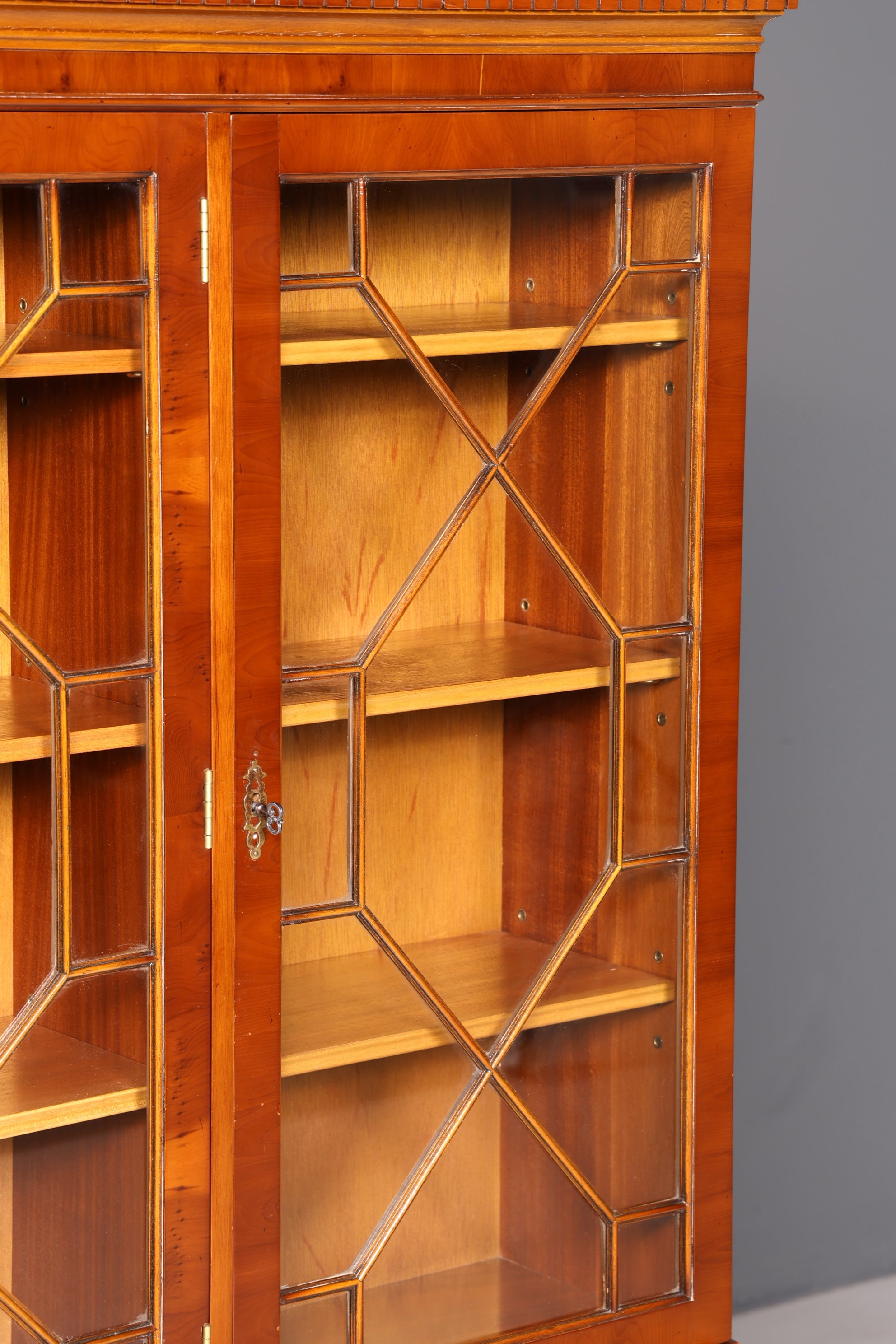 Wunderschöne Englische Vitrine Eibe Bücherschrank Glasvitrine Buffet Bibliothek Antik Vintage