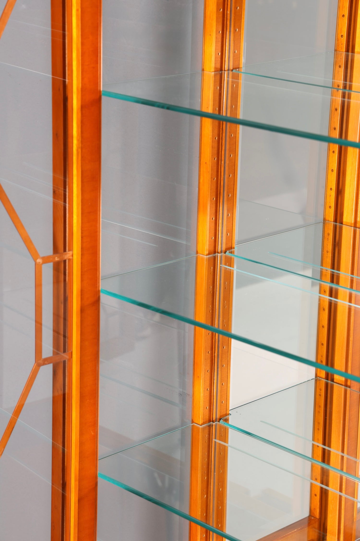 Wunderschöne Englische Vitrine der Marke Heldense Eibe Bücherschrank Glasvitrine mit Beleuchtung Antik Vintage
